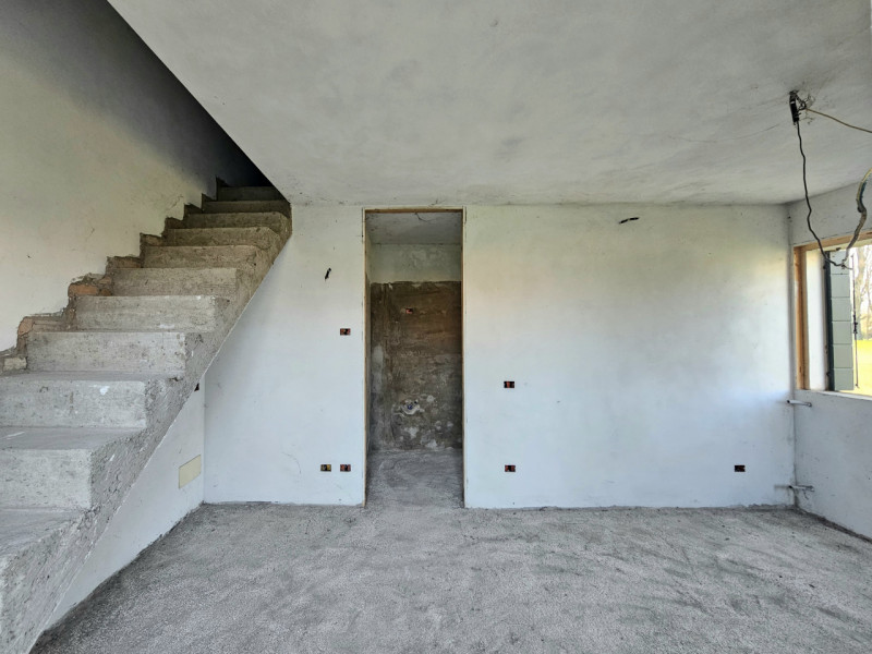 A Ospedaletto Euganeo, località Palugana, proponiamo in vendita casetta al grezzo di testa, che o...