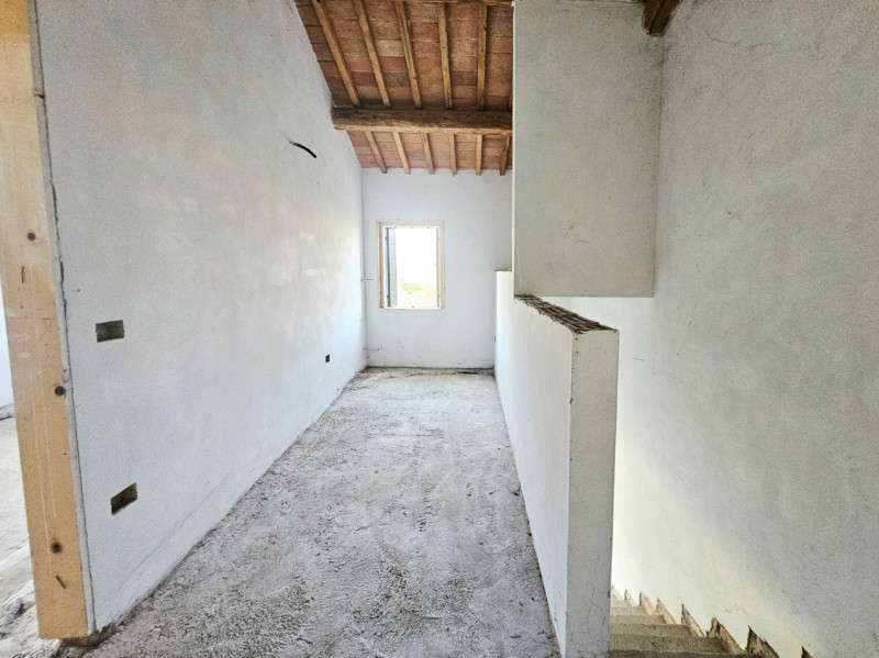 A Ospedaletto Euganeo, località Palugana, proponiamo in vendita casetta al grezzo di testa, che o...