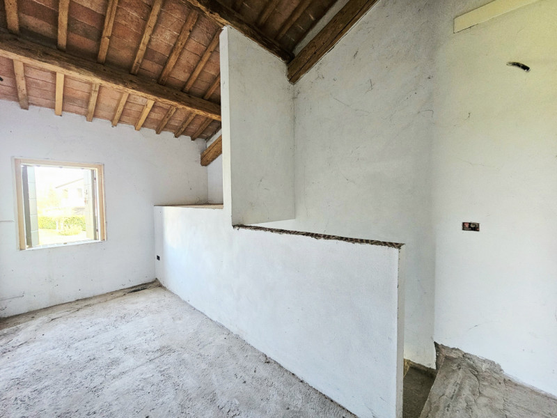 A Ospedaletto Euganeo, località Palugana, proponiamo in vendita casetta al grezzo di testa, che o...