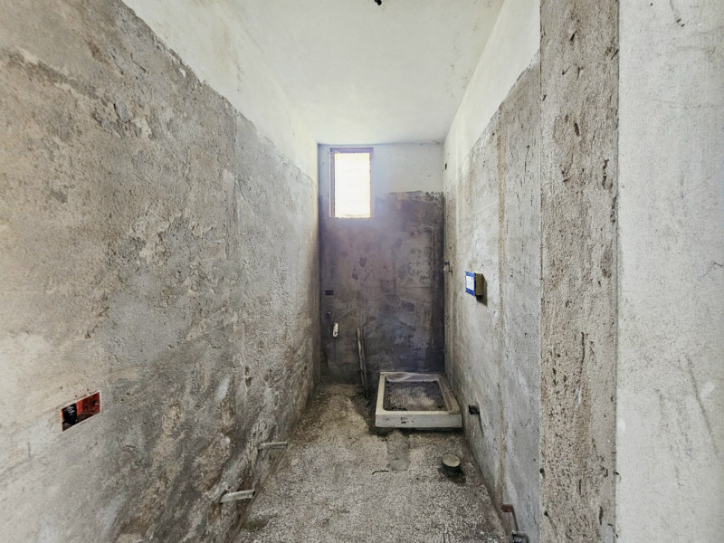 A Ospedaletto Euganeo, località Palugana, proponiamo in vendita casetta al grezzo di testa, che o...