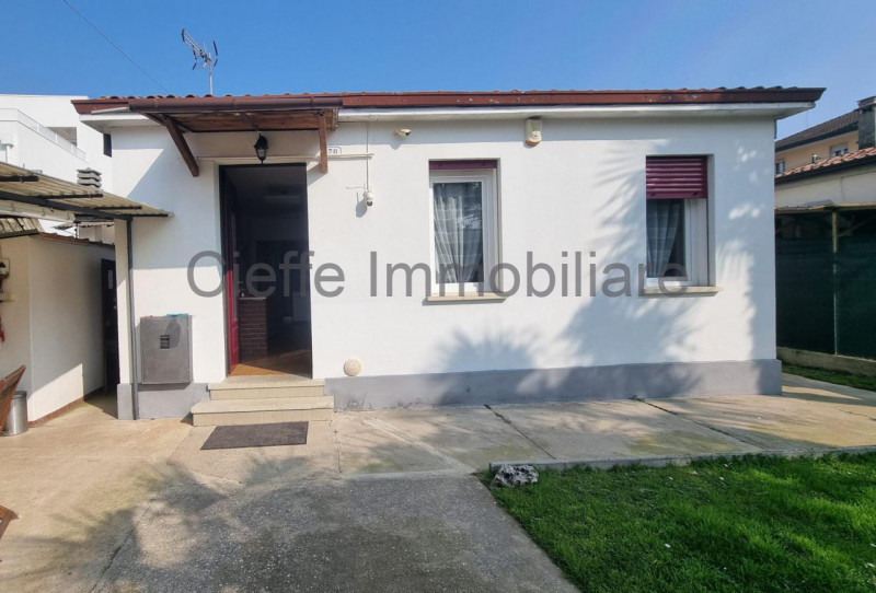 Casa singola, con una superficie di 96 mq e delizioso giardino privato, perfetta per coppia o fam...