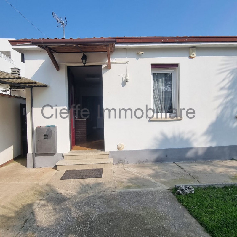 Casa singola, con una superficie di 96 mq e delizioso giardino privato, perfetta per coppia o fam...
