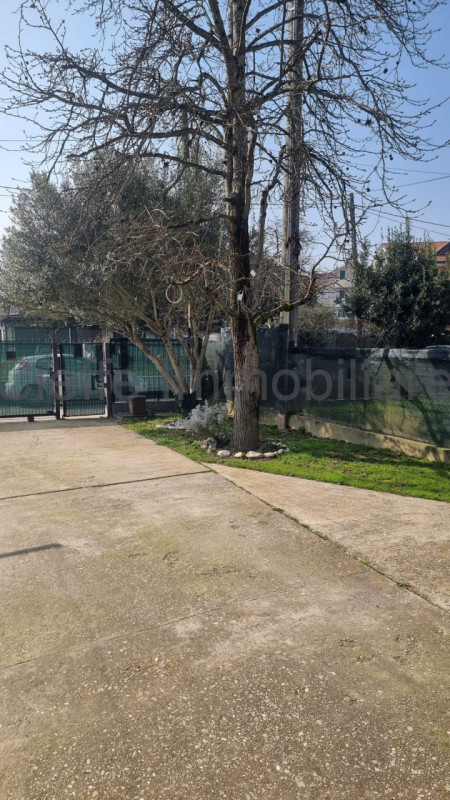 Casa singola, con una superficie di 96 mq e delizioso giardino privato, perfetta per coppia o fam...