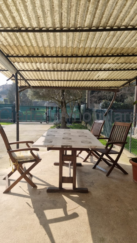 Casa singola, con una superficie di 96 mq e delizioso giardino privato, perfetta per coppia o fam...