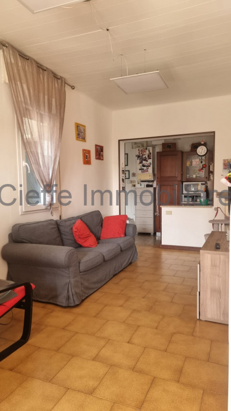 Casa singola, con una superficie di 96 mq e delizioso giardino privato, perfetta per coppia o fam...