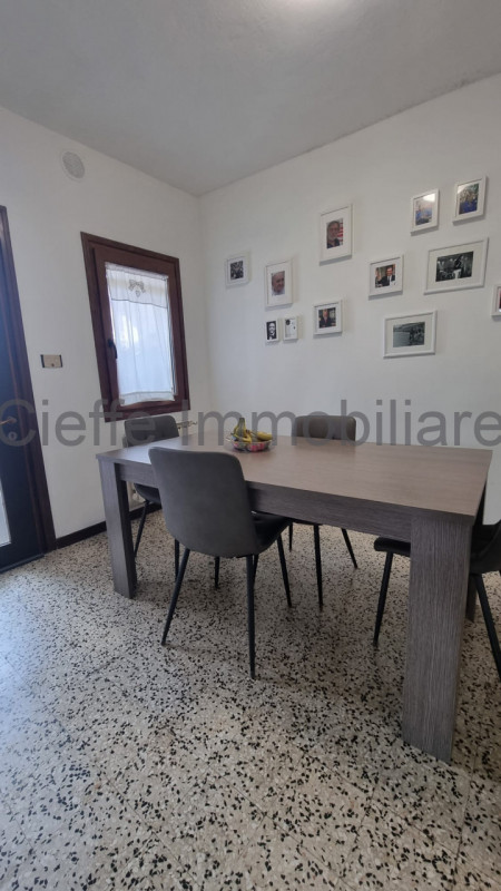 Casa singola, con una superficie di 96 mq e delizioso giardino privato, perfetta per coppia o fam...