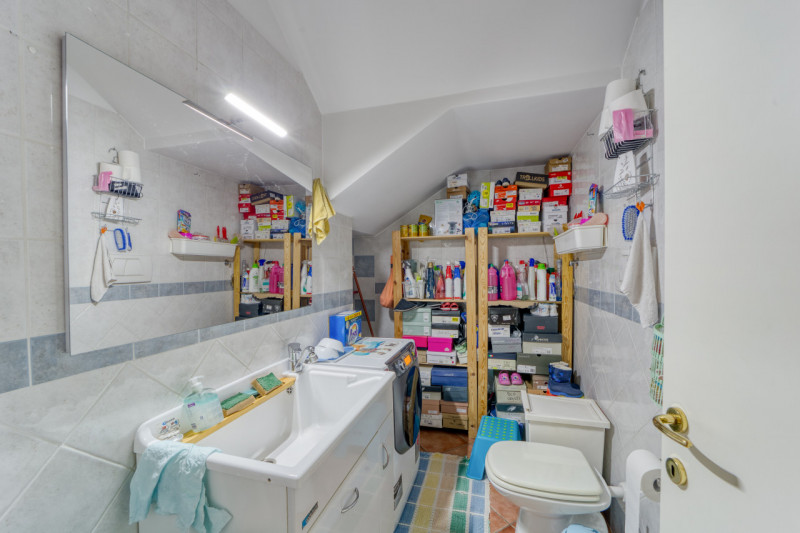 Abbiamo il piacere di proporre una GRAZIOSISSIMA PORZIONE DI CASA A SCHIERA CENTRALE  situata a p...