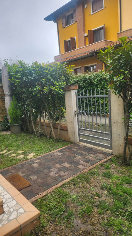 Abbiamo il piacere di proporre una GRAZIOSISSIMA PORZIONE DI CASA A SCHIERA CENTRALE  situata a p...