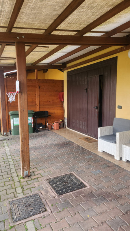 Abbiamo il piacere di proporre una GRAZIOSISSIMA PORZIONE DI CASA A SCHIERA CENTRALE  situata a p...