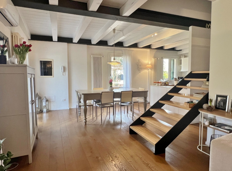 STUPENDA VILLA DI TESTA CON AMPIO GIARDINO ESCLUSIVO – Rif. 8357
Nel cuore della città, in una de...