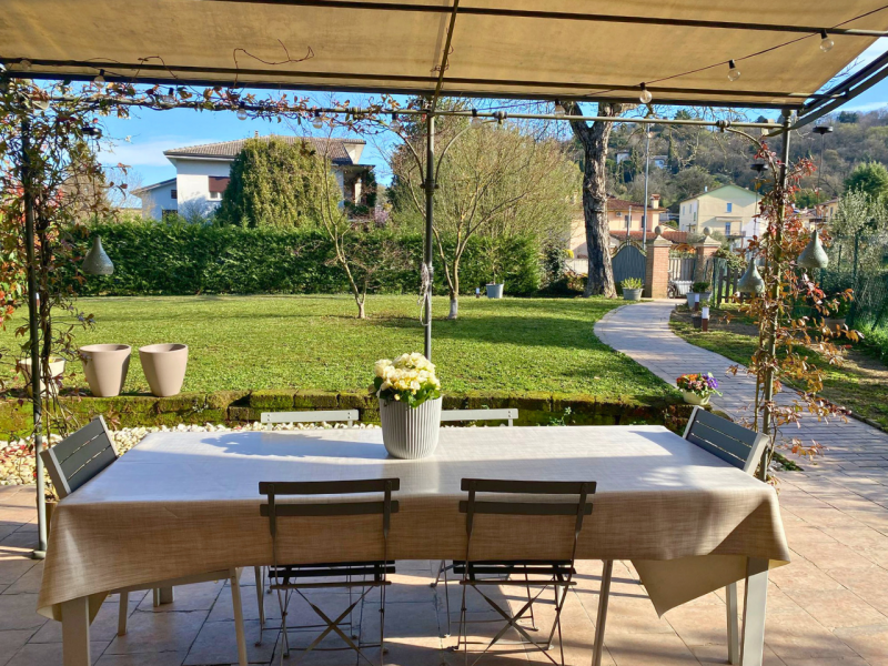 STUPENDA VILLA DI TESTA CON AMPIO GIARDINO ESCLUSIVO – Rif. 8357
Nel cuore della città, in una de...