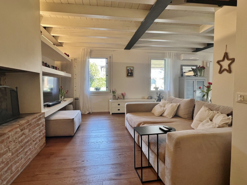 STUPENDA VILLA DI TESTA CON AMPIO GIARDINO ESCLUSIVO – Rif. 8357
Nel cuore della città, in una de...