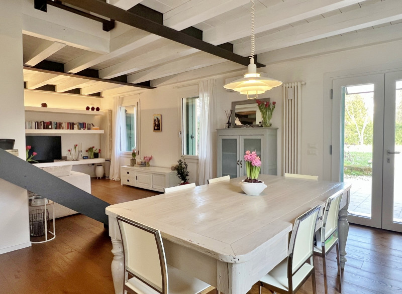 STUPENDA VILLA DI TESTA CON AMPIO GIARDINO ESCLUSIVO – Rif. 8357
Nel cuore della città, in una de...