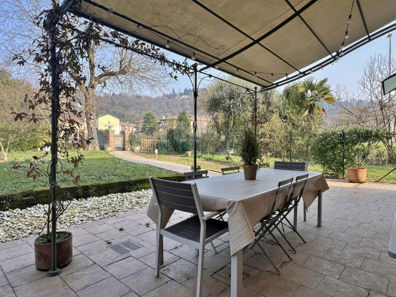 STUPENDA VILLA DI TESTA CON AMPIO GIARDINO ESCLUSIVO – Rif. 8357
Nel cuore della città, in una de...