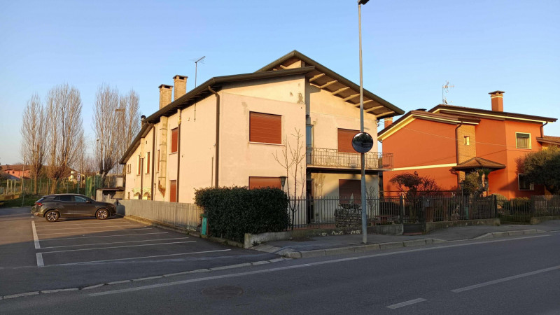 Curtarolo: in centro a Pieve di Curtarolo, comodissima a scuole, negozi, supermercati, fermata au...
