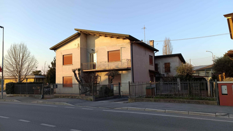 Curtarolo: in centro a Pieve di Curtarolo, comodissima a scuole, negozi, supermercati, fermata au...