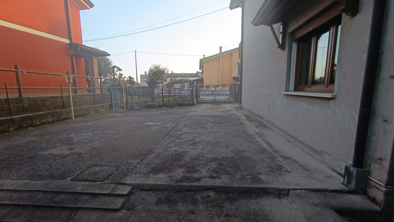 Curtarolo: in centro a Pieve di Curtarolo, comodissima a scuole, negozi, supermercati, fermata au...