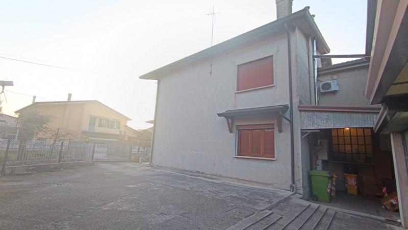 Curtarolo: in centro a Pieve di Curtarolo, comodissima a scuole, negozi, supermercati, fermata au...