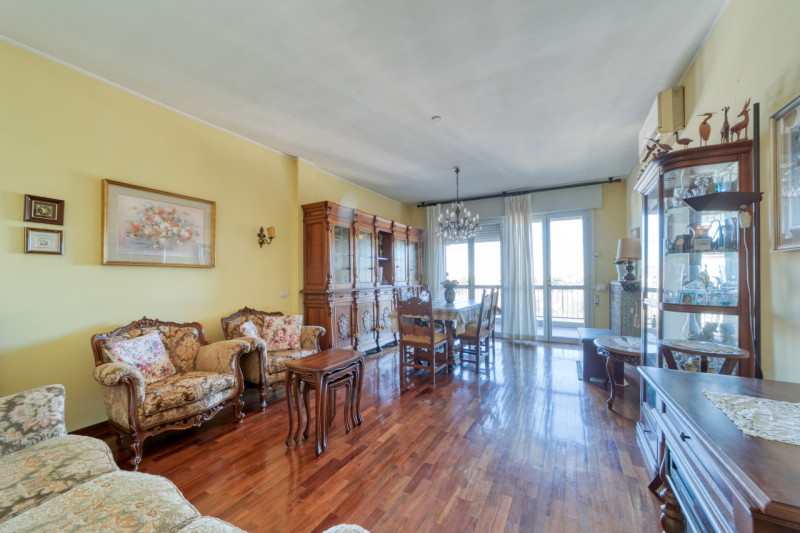 Scopri questo splendido appartamento pentalocale situato nel cuore del quartiere di Mortise, una ...