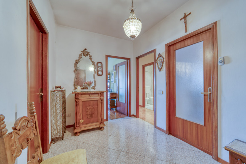 Scopri questo splendido appartamento pentalocale situato nel cuore del quartiere di Mortise, una ...