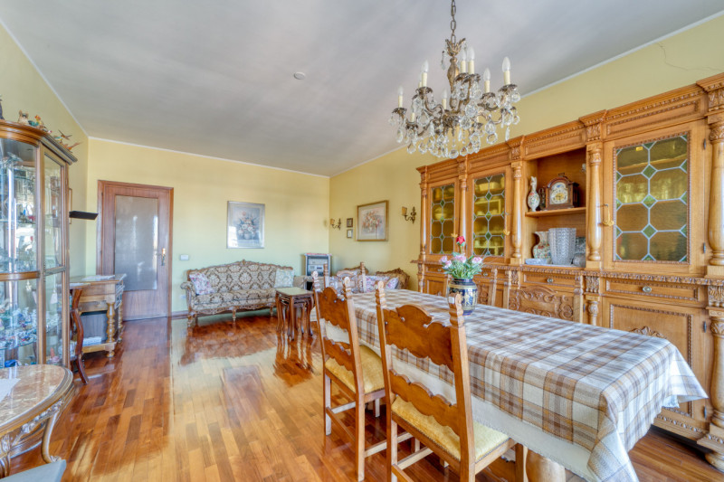 Scopri questo splendido appartamento pentalocale situato nel cuore del quartiere di Mortise, una ...