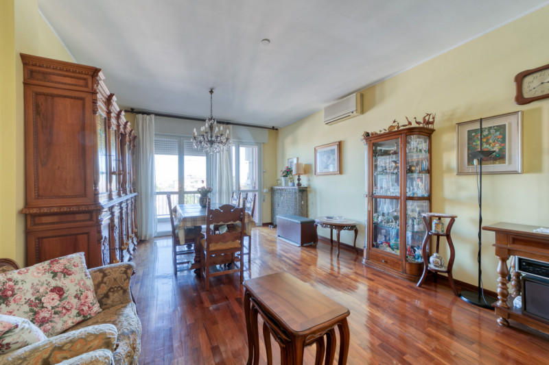 Scopri questo splendido appartamento pentalocale situato nel cuore del quartiere di Mortise, una ...