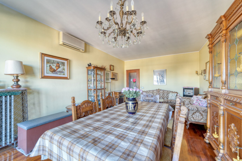 Scopri questo splendido appartamento pentalocale situato nel cuore del quartiere di Mortise, una ...