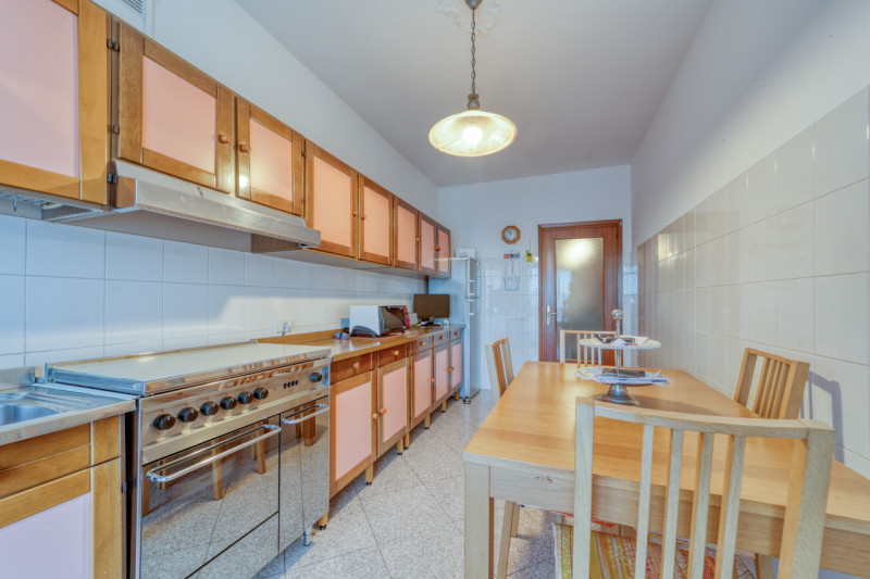 Scopri questo splendido appartamento pentalocale situato nel cuore del quartiere di Mortise, una ...