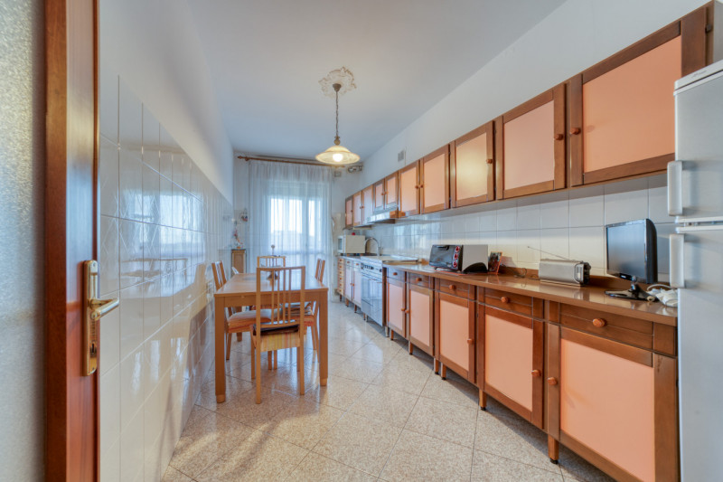 Scopri questo splendido appartamento pentalocale situato nel cuore del quartiere di Mortise, una ...