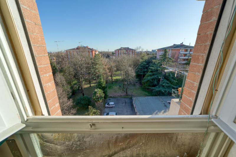 Scopri questo splendido appartamento pentalocale situato nel cuore del quartiere di Mortise, una ...