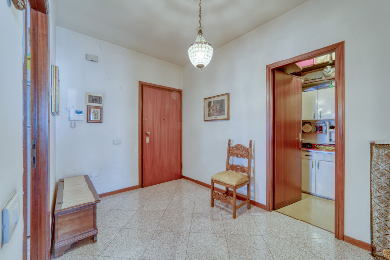 Scopri questo splendido appartamento pentalocale situato nel cuore del quartiere di Mortise, una ...