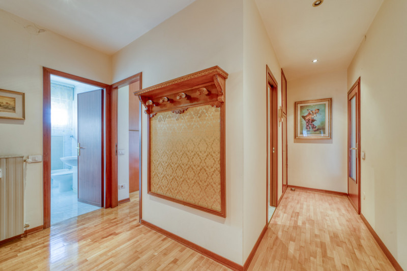 Scopri questo splendido appartamento pentalocale situato nel cuore del quartiere di Mortise, una ...