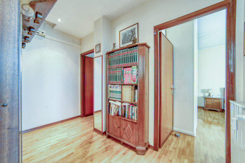 Scopri questo splendido appartamento pentalocale situato nel cuore del quartiere di Mortise, una ...