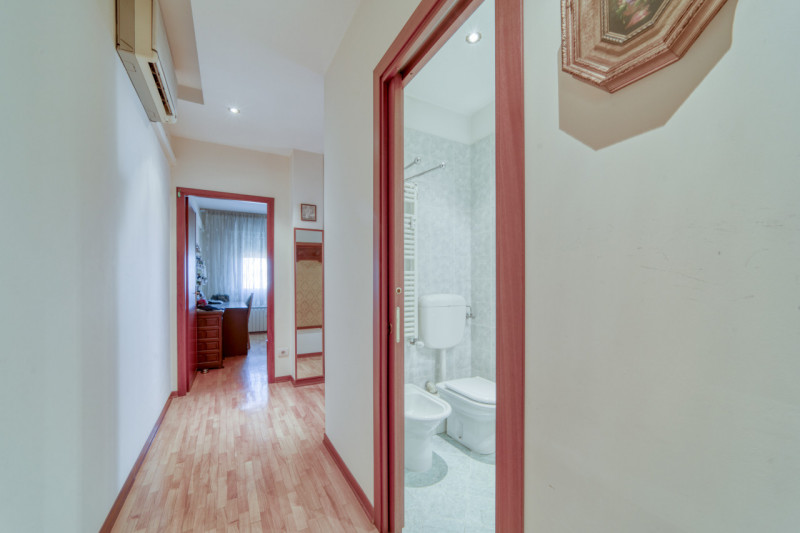 Scopri questo splendido appartamento pentalocale situato nel cuore del quartiere di Mortise, una ...