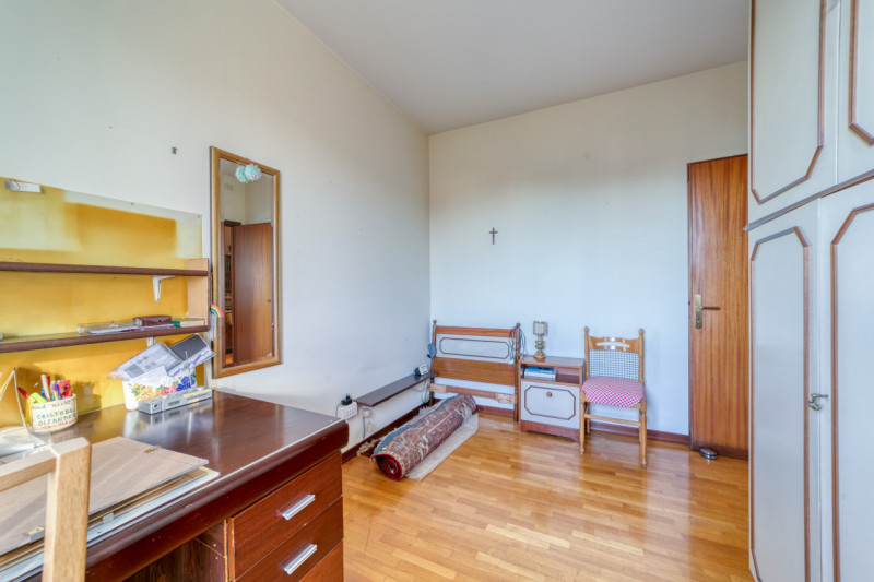 Scopri questo splendido appartamento pentalocale situato nel cuore del quartiere di Mortise, una ...