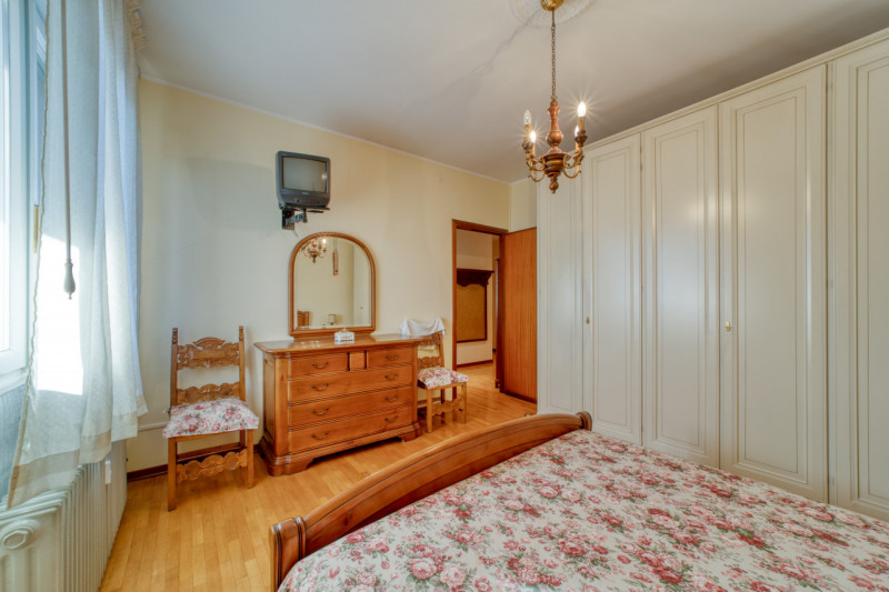 Scopri questo splendido appartamento pentalocale situato nel cuore del quartiere di Mortise, una ...