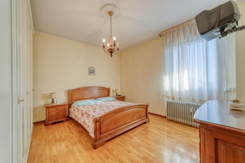 Scopri questo splendido appartamento pentalocale situato nel cuore del quartiere di Mortise, una ...