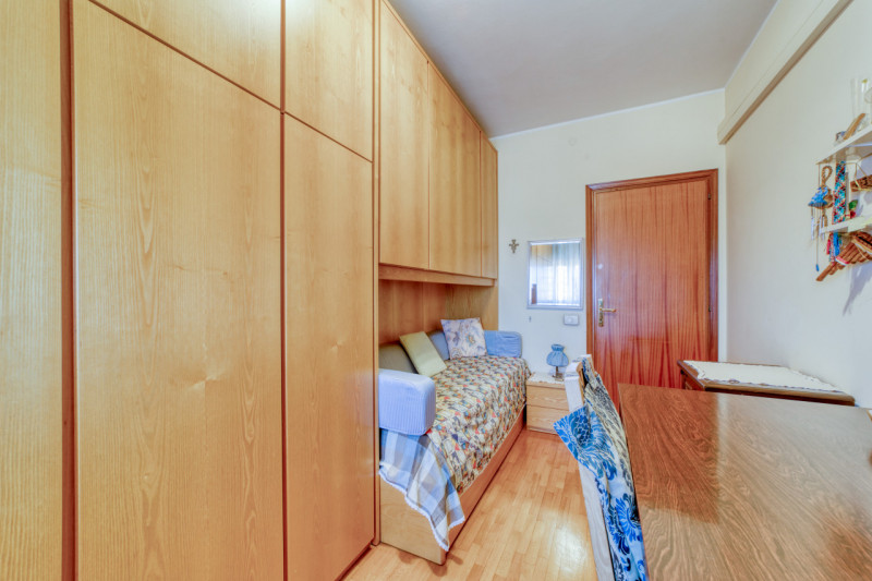 Scopri questo splendido appartamento pentalocale situato nel cuore del quartiere di Mortise, una ...