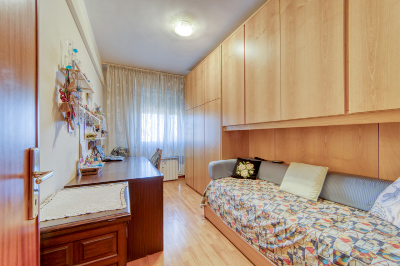 Scopri questo splendido appartamento pentalocale situato nel cuore del quartiere di Mortise, una ...