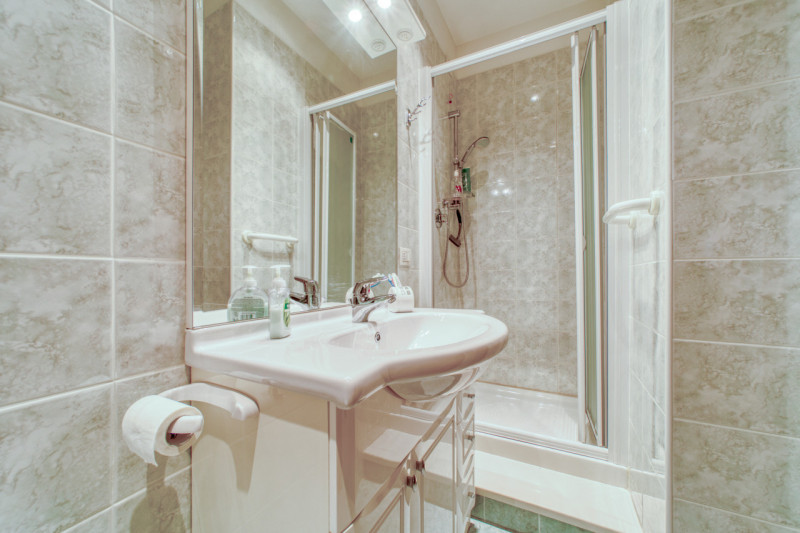 Scopri questo splendido appartamento pentalocale situato nel cuore del quartiere di Mortise, una ...