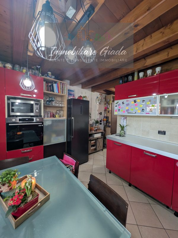 Porzione di casa con 1.000 mq di giardino – spazio, natura e comfort per tutta la famiglia 
Vendi...