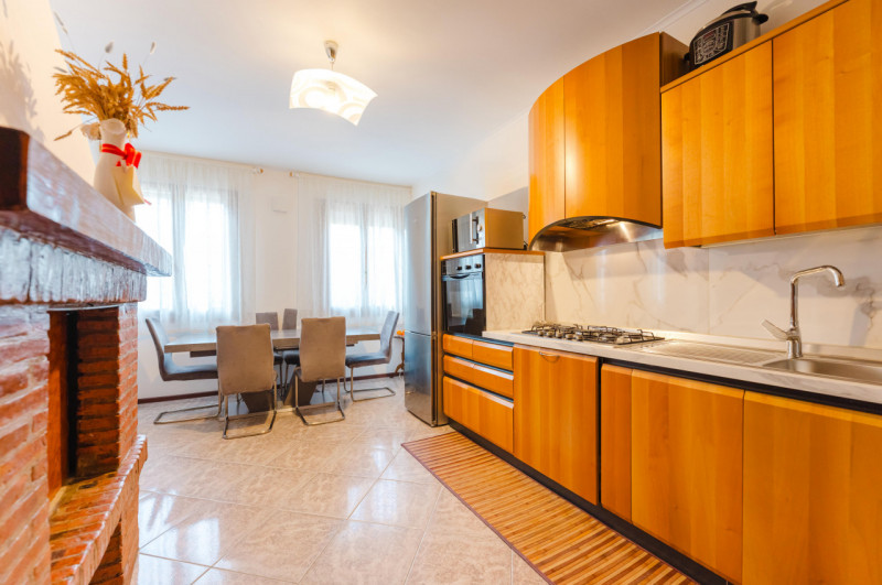 In zona comoda a tutti i servizi, proponiamo in vendita appartamento al piano terra con ingresso ...