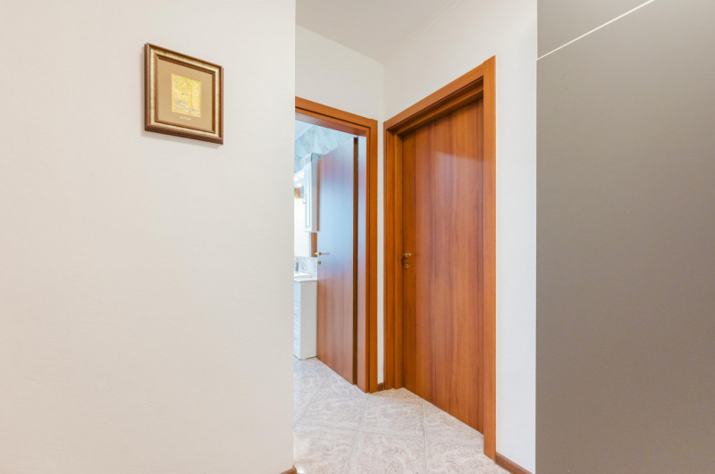 In zona comoda a tutti i servizi, proponiamo in vendita appartamento al piano terra con ingresso ...