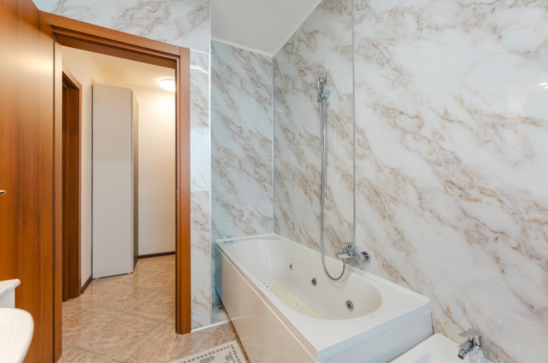 In zona comoda a tutti i servizi, proponiamo in vendita appartamento al piano terra con ingresso ...