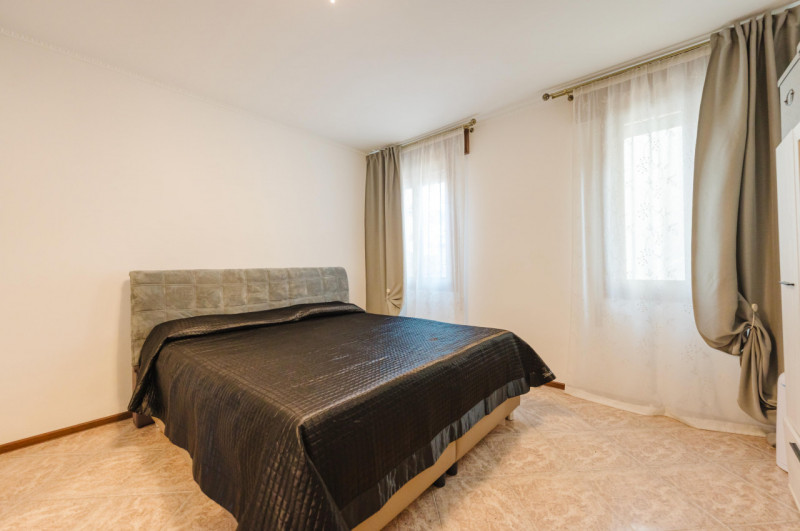 In zona comoda a tutti i servizi, proponiamo in vendita appartamento al piano terra con ingresso ...