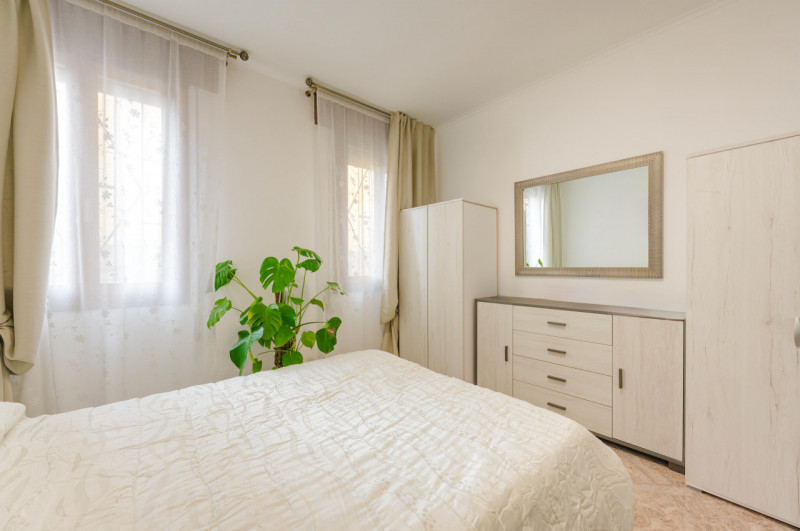 In zona comoda a tutti i servizi, proponiamo in vendita appartamento al piano terra con ingresso ...