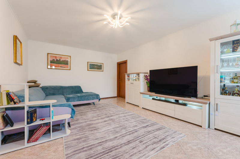 In zona comoda a tutti i servizi, proponiamo in vendita appartamento al piano terra con ingresso ...