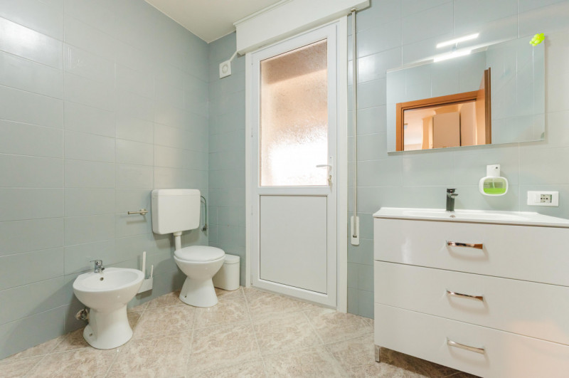 In zona comoda a tutti i servizi, proponiamo in vendita appartamento al piano terra con ingresso ...