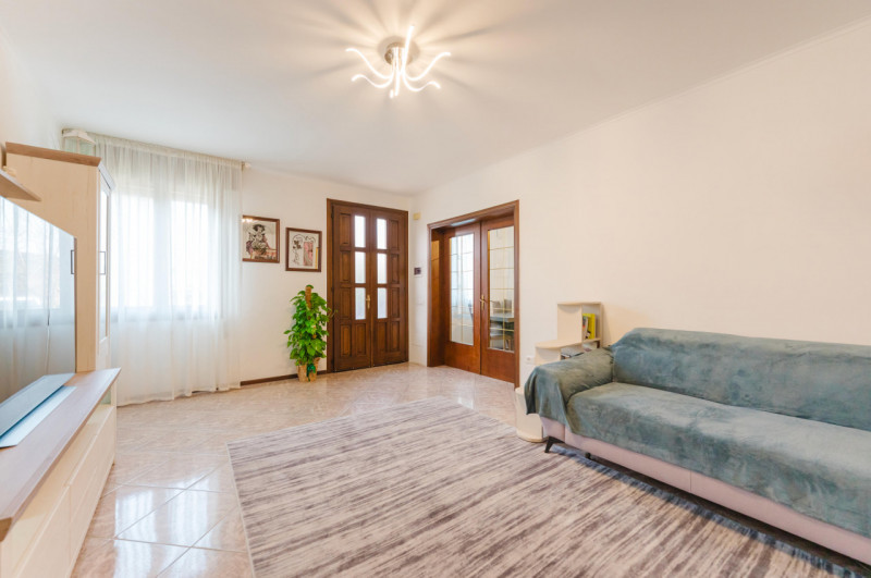 In zona comoda a tutti i servizi, proponiamo in vendita appartamento al piano terra con ingresso ...