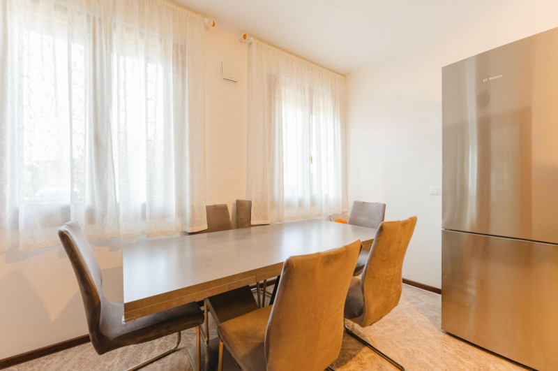 In zona comoda a tutti i servizi, proponiamo in vendita appartamento al piano terra con ingresso ...